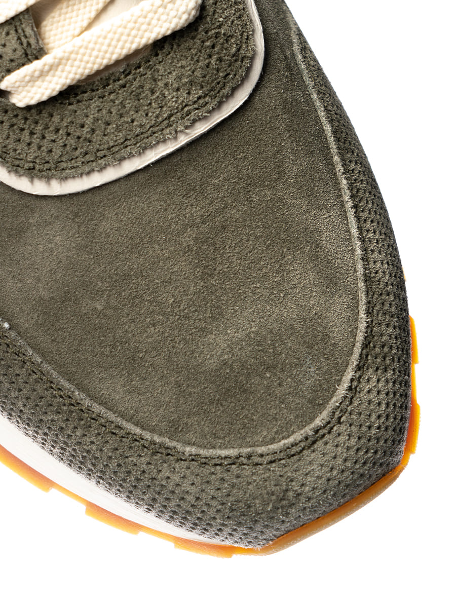 Замшевые кроссовки