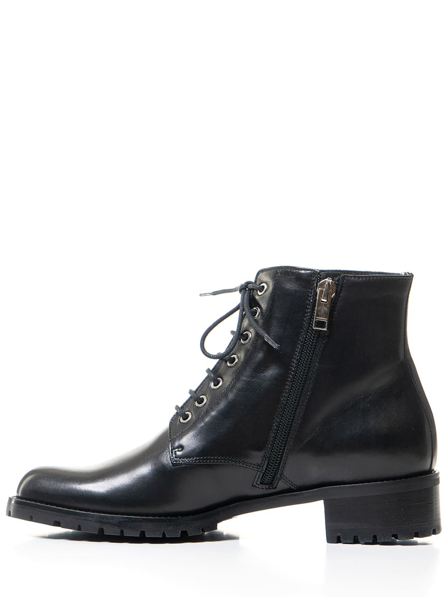 Ботинки со шнуровкой