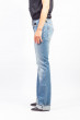 Расклешенные джинсы с потертостями